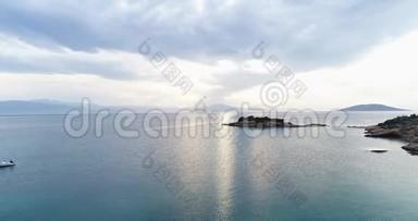 空中无人机视频日落爱琴海和希腊岛屿与美丽的云彩和颜色，希腊，4k50fps